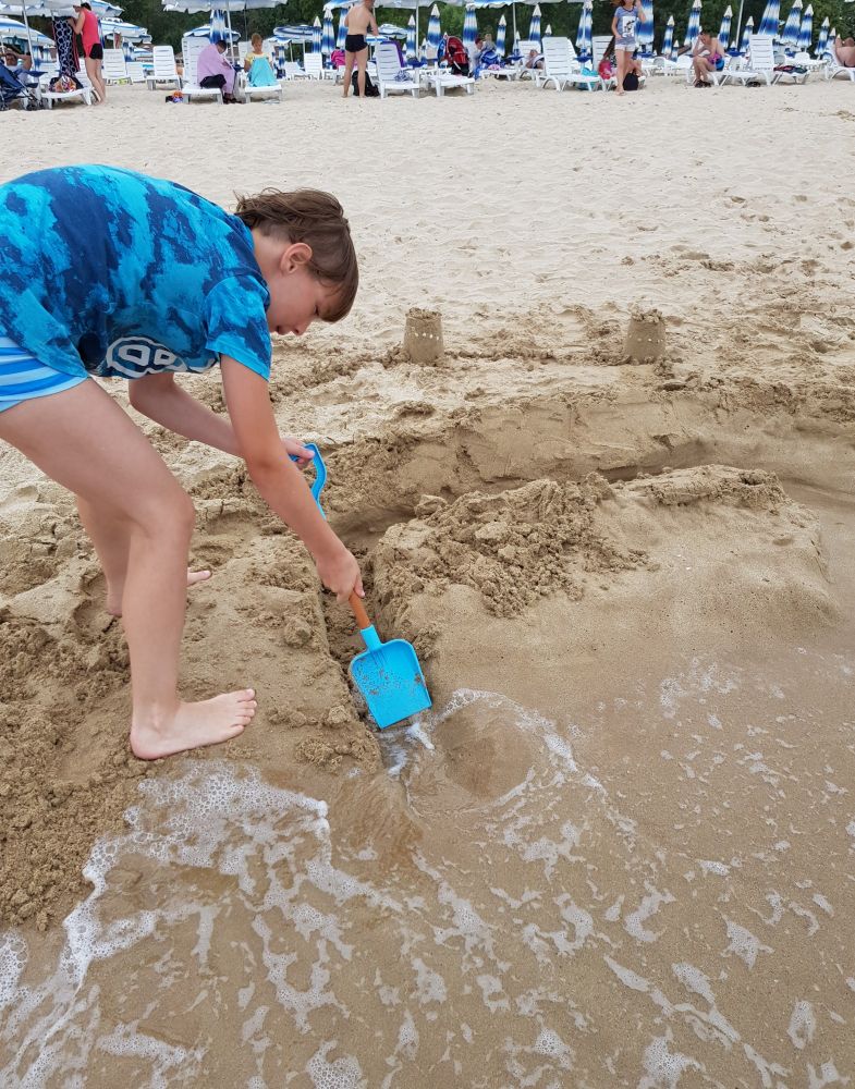 Beim Bau einer Sandburg am Strand