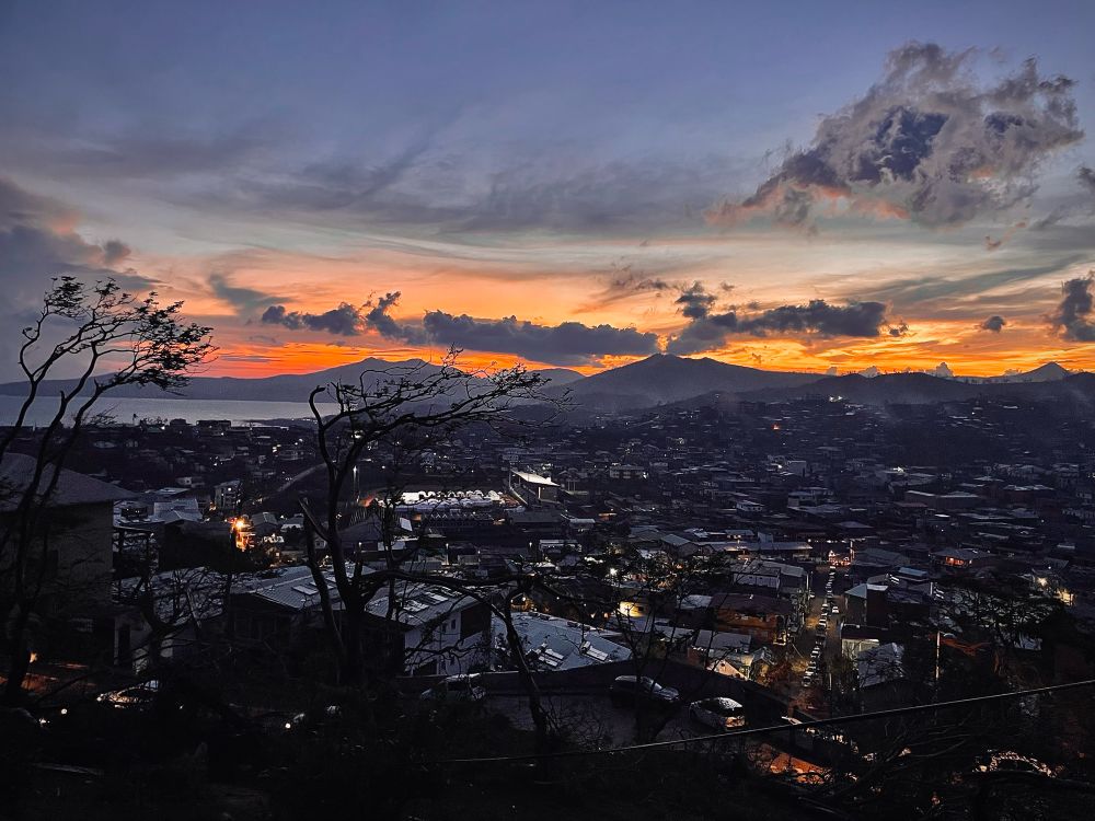 Vue des quartiers sud de Mamoudzou / Cavani Sud / Cavani stade au coucher du soleil, la veille de la visite ministérielle 