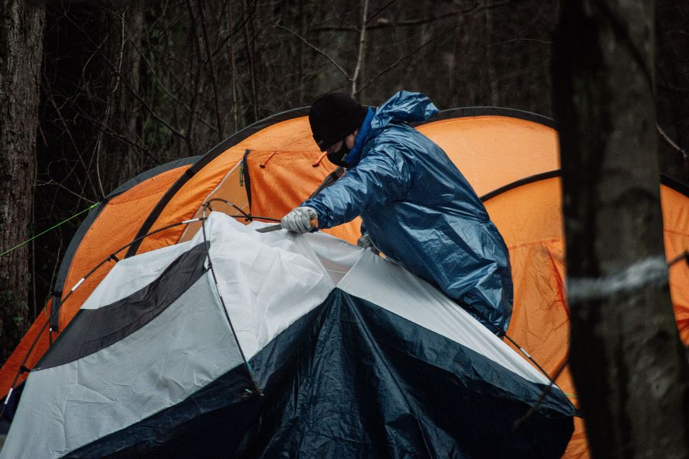 En décembre 2020, je photographie sur un campement de Grande-Synthe une pratique dénoncée depuis longtemps pas de nombreux-ses exilés et bénévoles. Accompagné des CRS ou des gendarmes, des agents de nettoyage mandatés par les préfectures lacèrent les tentes au couteau pour les rendre inutilisables à l'avenir.