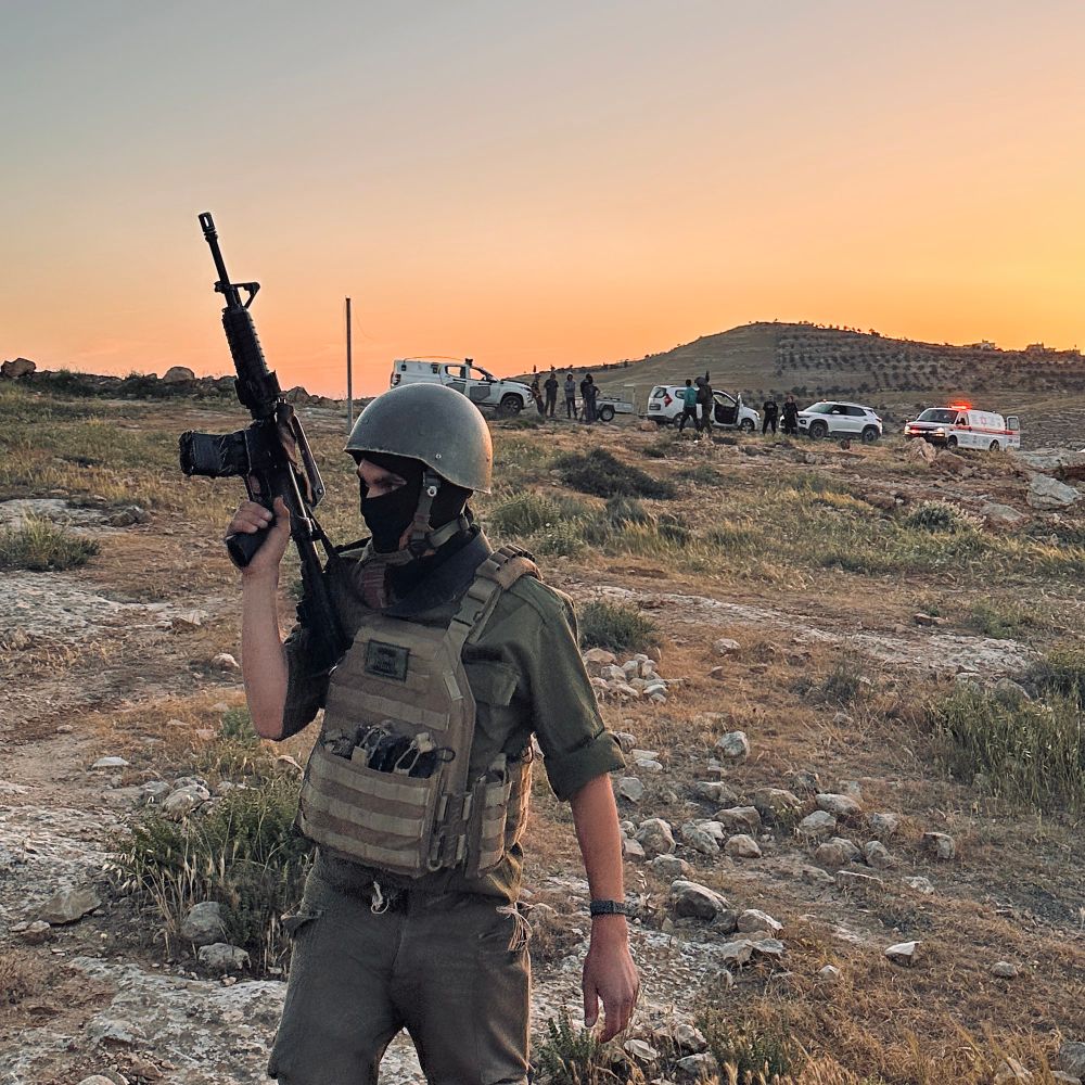 Un soldat israélien bloque les habitants de At Rakeez d’accéder à la scène. 