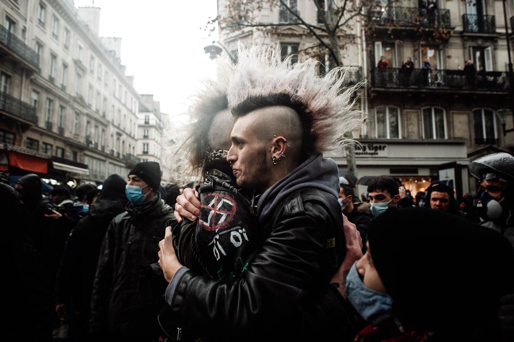 12 décembre 2020, Paris. À l’occasion d’une des premières manifestations autorisées après les confinements, deux amis punks avec deux jolies crêtes se retrouvent et s’enlacent parmi la foule.