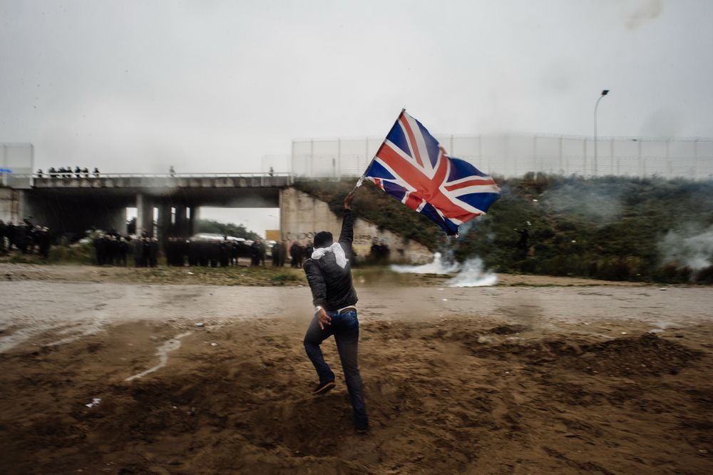Calais, octobre 2016. Lors d’une manif interdite dans le centre-ville qui devait partir de la « Grande Jungle », une personne brandit un drapeau UK.