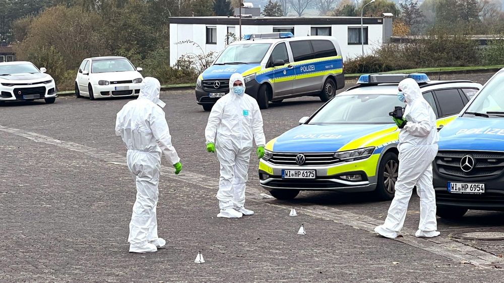 Insgesamt 13 Mal hatten Polizeibeamte im vergangenen Oktober vor einer Polizeiwache in Schwalmstadt auf eine 20-jährige Frau geschossen. Ein Ermittlungsverfahren wegen Totschlags gegen die Polizisten ...