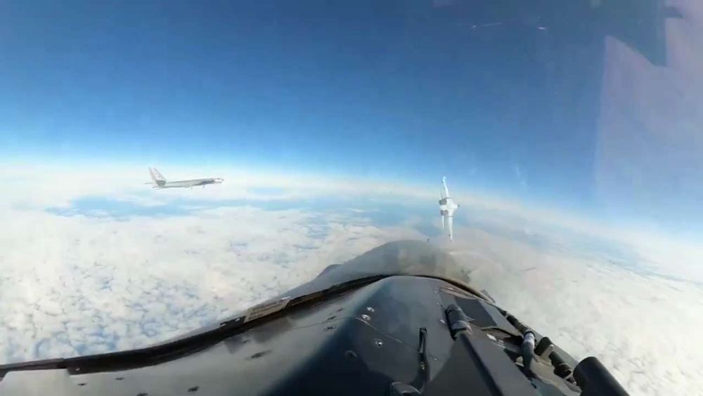 Victor  vicktop55 on GETTR : Video of a Russian Su-35 fighter jet flying over American aircraft off the coast of Alaska last week is making the rounds on s...