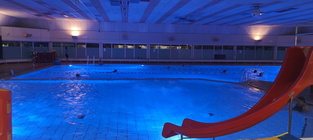 Binnenbad met de onderwaterverlichting aan