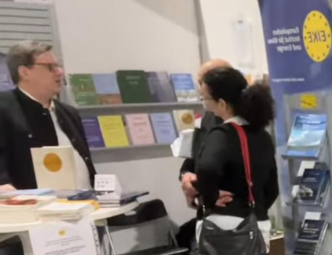 Holger Thuß ist am Stand von EIKE mit 2 Personen im Gespräch.