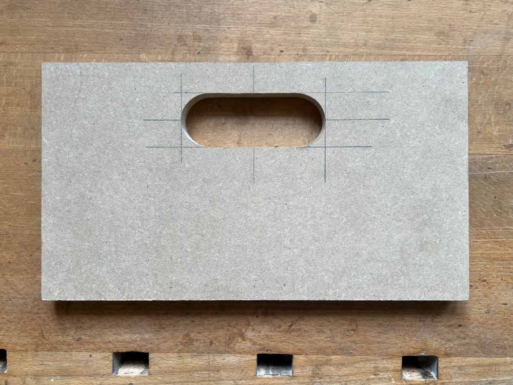 Ein Stück MDF mit ausgefrästem Griff
