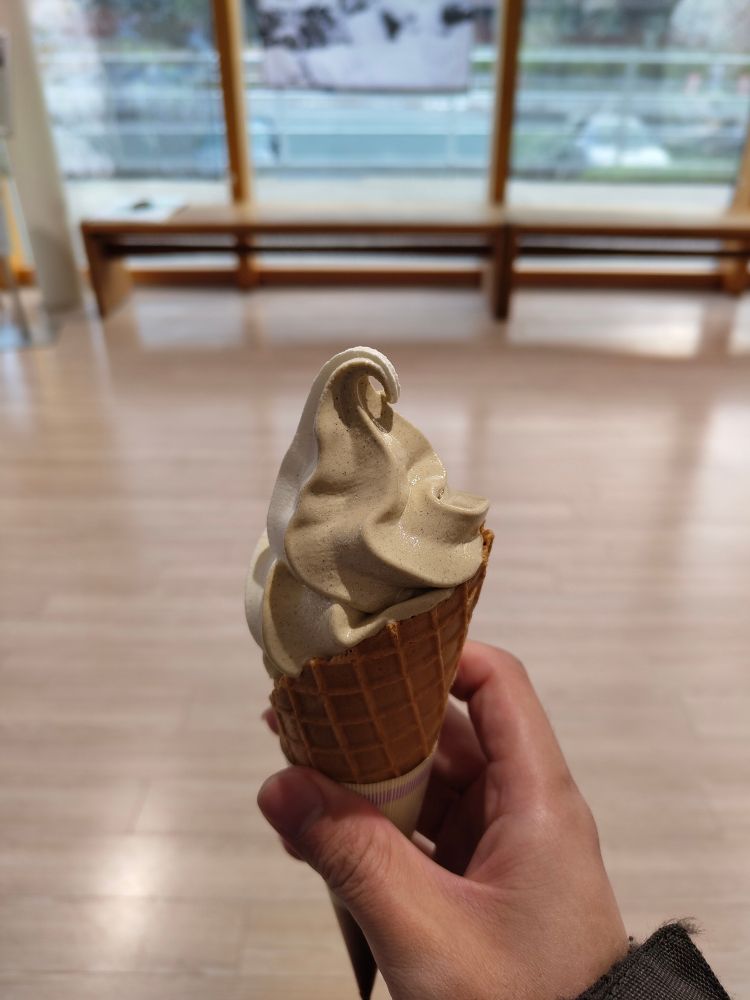 暖房の効いた室内で食べるソフトクリームは旨い！