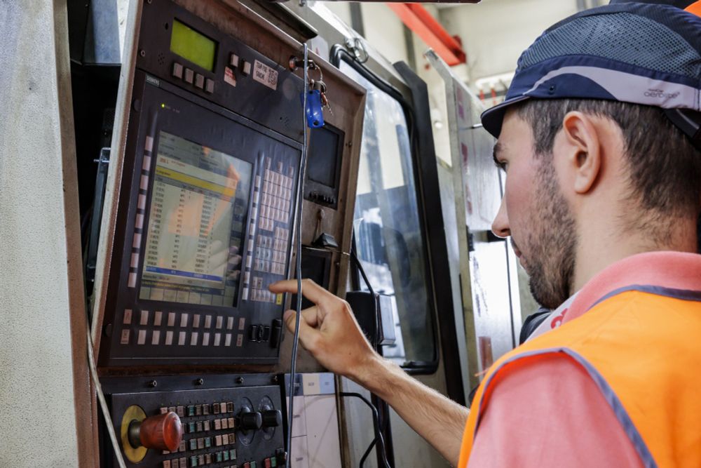 Le personnel de Talgo effectue des tests de compatibilité au Technicentre Est Européen, à Paris.