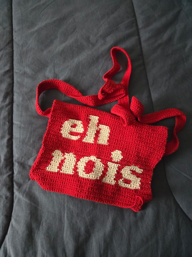 uma bolsa vermelha de crochet escrito eh nois