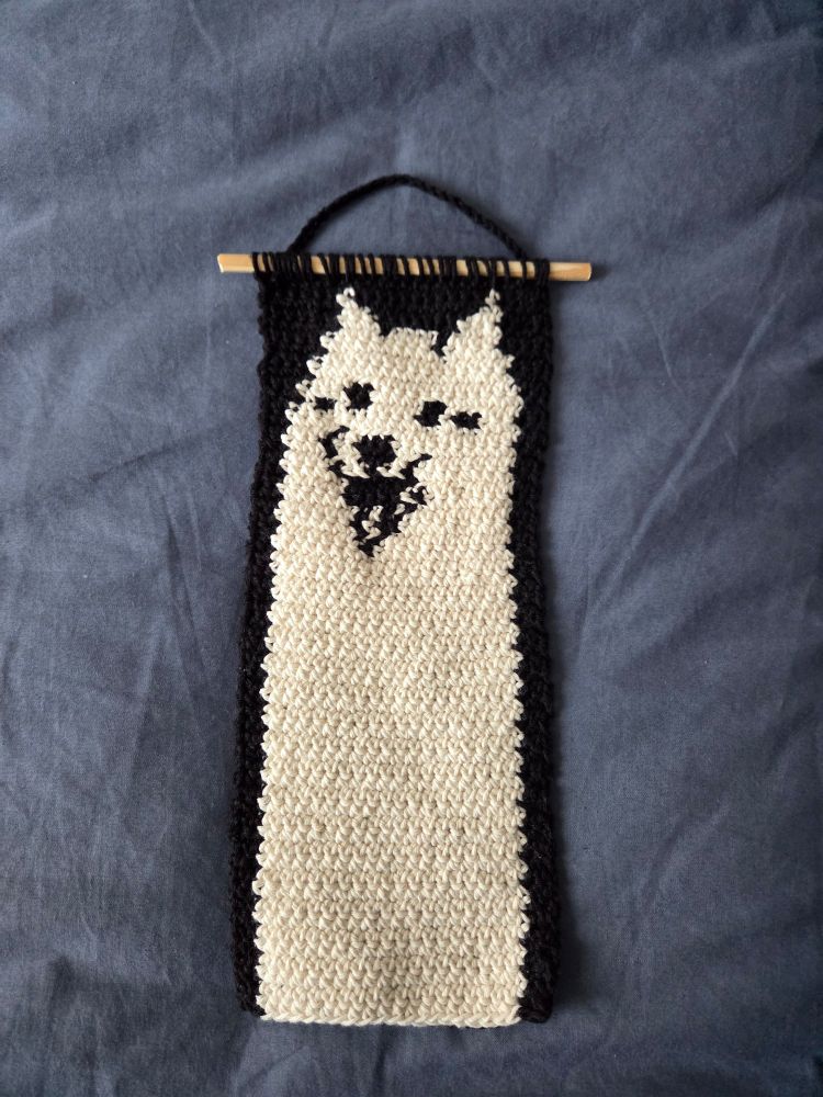 tapeçaria de crochet do cachorro do undertale/deltarune também conhecido como toby fox 
um cachorro com o pescoço bem longo