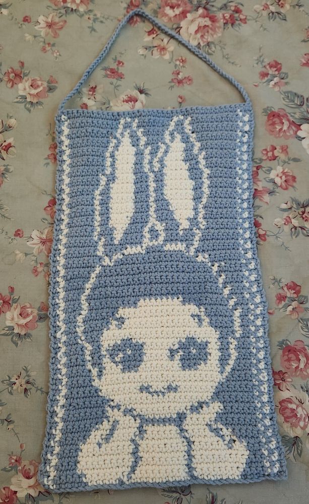 tapeçaria do sonny angels de coelhinho em azul claro e branco