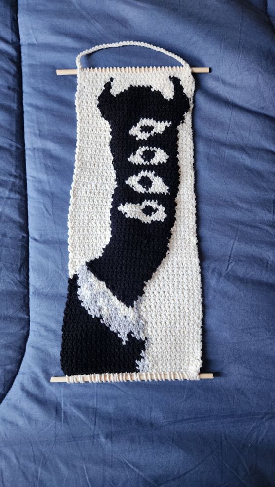 tapeçaria de crochet do personagem punpun em preto e branco