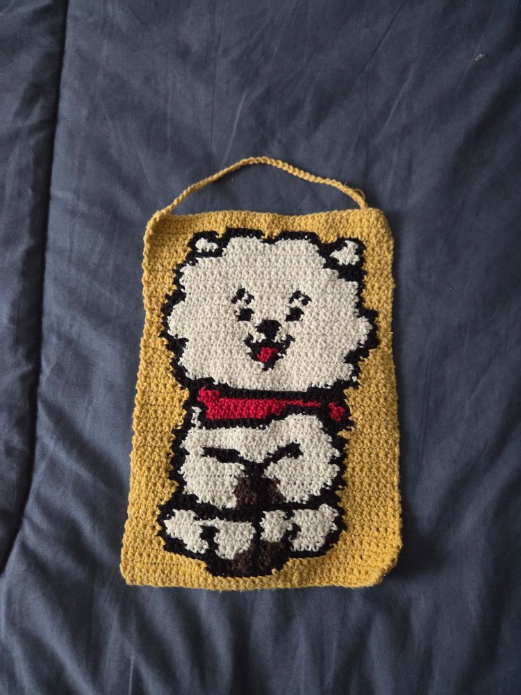 tapeçaria amarela do rj do bt2, uma alpaca de bandana vermelha no pescoço