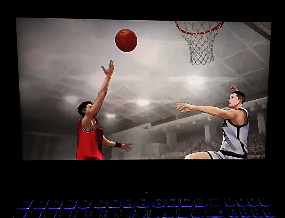 Un fotogramma da The First Slam Dunk. Ryota Miyagi tira a canestro con un sottomano mentre di fronte a lui l'avversario si appresta a stopparlo.