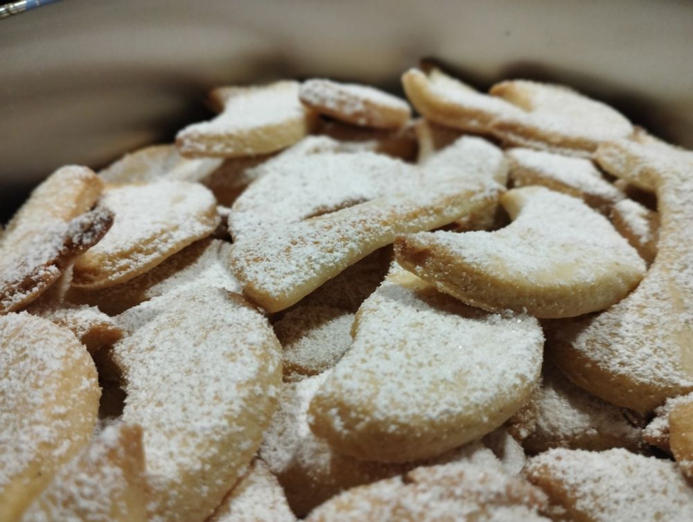 Mit Puderzucker bestäubte Vanillekipferl in Nahaufnahme