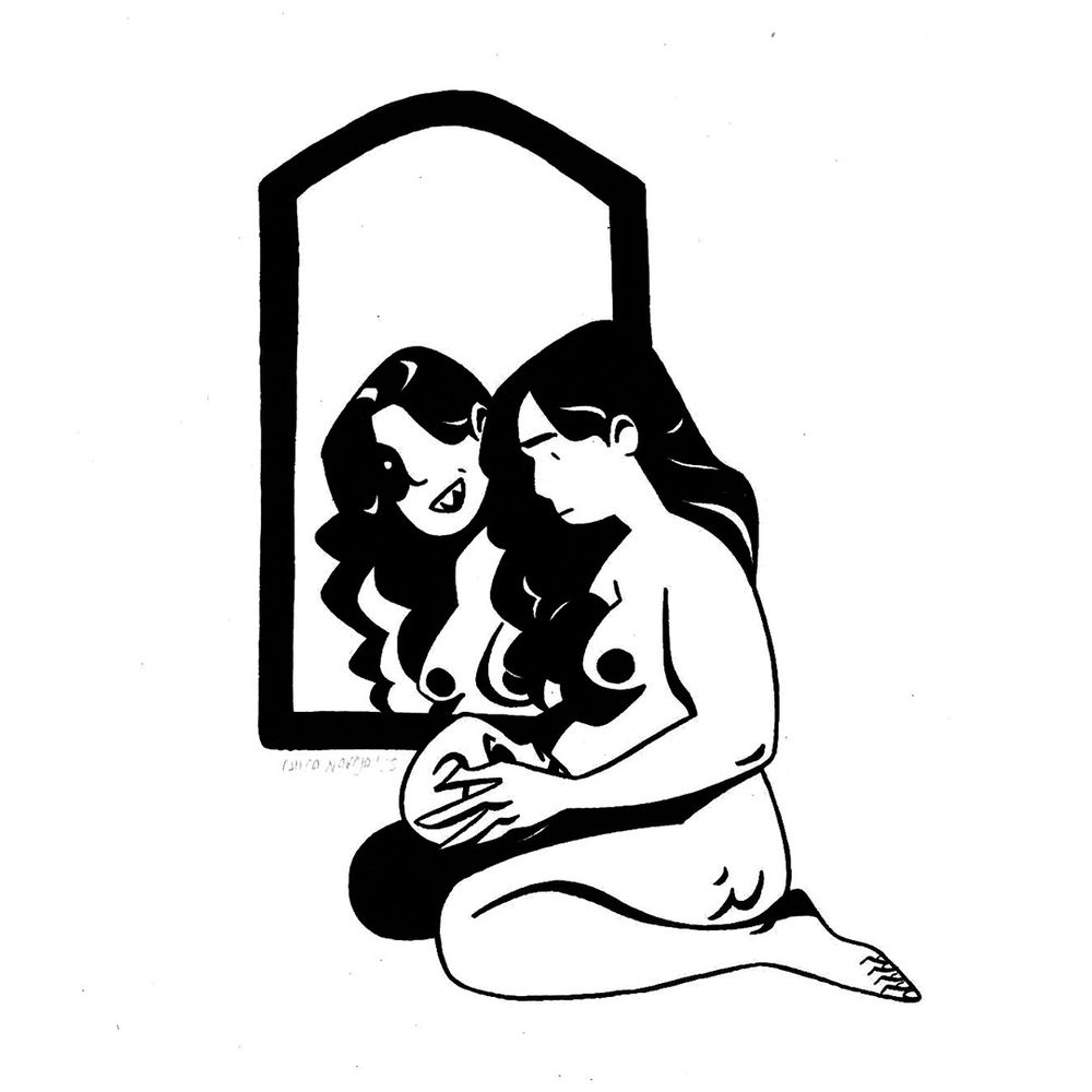 Ilustración en blanco y negro a tinta, que muestra a una chica joven y gorda desnuda, con el pelo largo y negro, sentada de perfil sobre sus rodillas. Sostiene entre sus manos un cráneo, al cual mira preocupada. Tras ella, hay un espejo donde aparece su reflejo, el cual la mira con una sonrisa siniestra, mostrando unos dientes afilados.