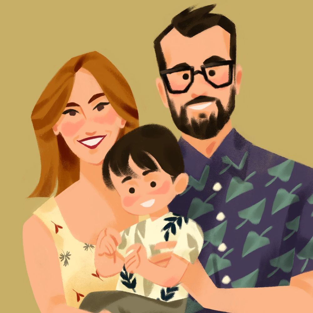 Ilustración digital en primer plano de una pareja joven de hombre y mujer sujetando en sus brazos a un niño pequeño. La mujer es rubia, con el pelo a la altura de los hombros, y lleva un vestido de flores y los labios pintados de rojo. El hombre es moreno, con barba y gafas de montura gruesa y oscuras, lleva una camisa azul con un estampado de hojas verdes. El niño es moreno, con el pelo corto y lleva una camisa blanca con estampado de hojas verdes, y unos pantalones piratas de color verde terroso.