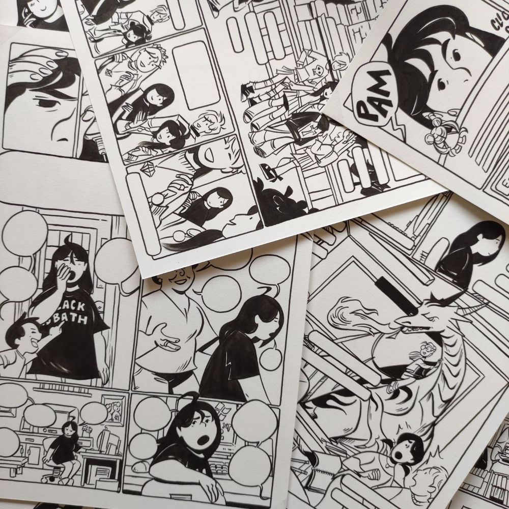 Imagen que muestra diferentes páginas de cómic realizadas a tinta desperdigadas unas sobre las otras.