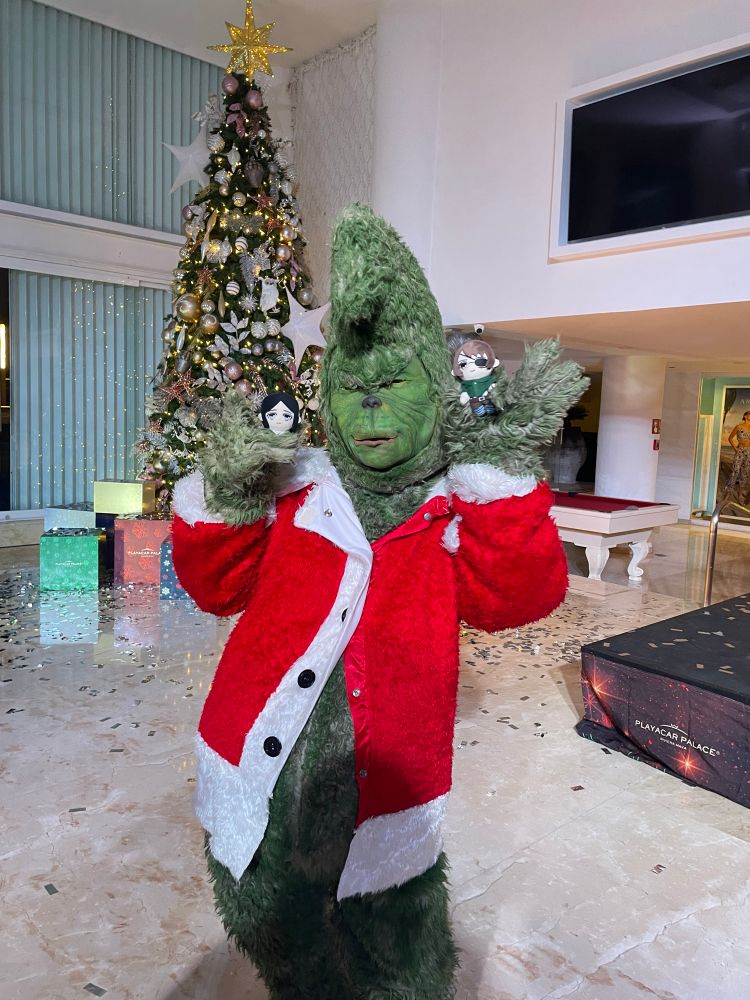 Hange and Pieck also got a pic with the Grinch!