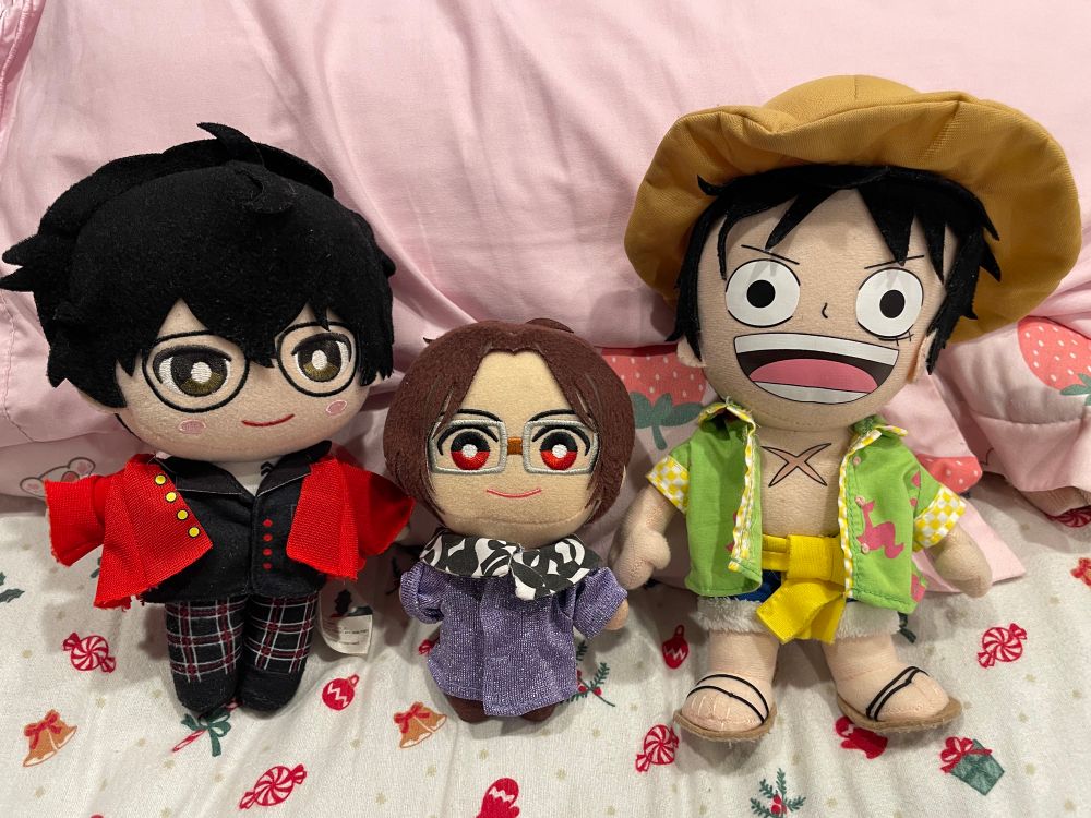 Joker wearing Luffy’s clothes bc Luffy has another shirt on 😂