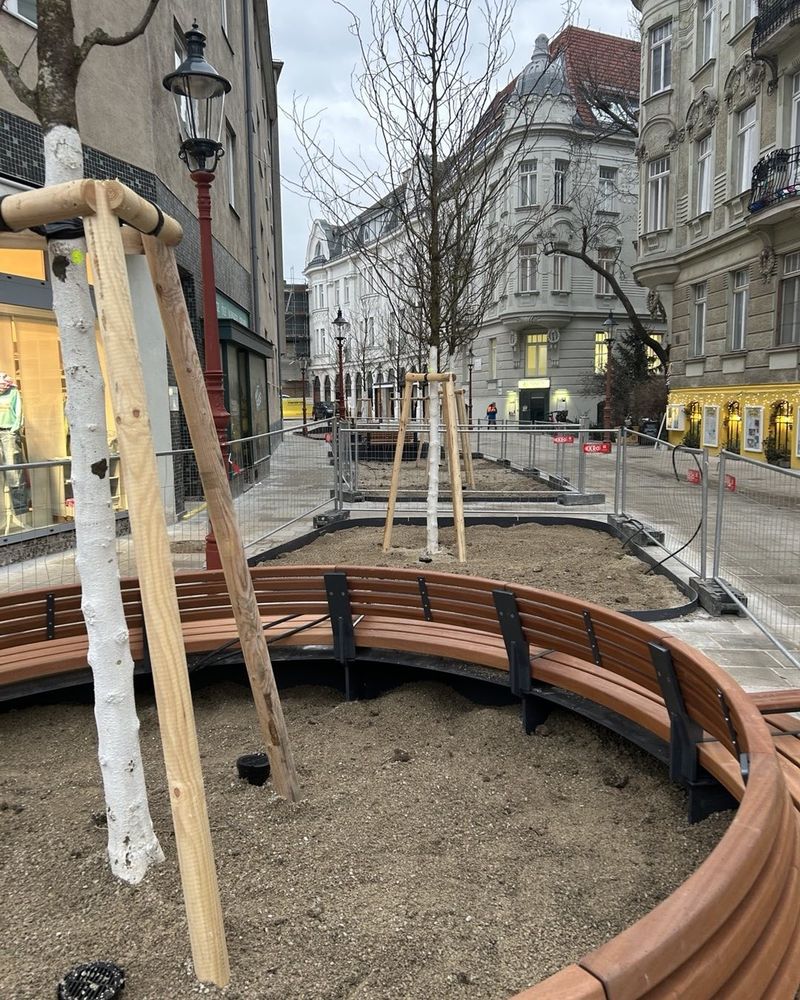Nachher: Viele neue Bäume und Sitzbänke, Begegnungszone, keine Parplätze mehr