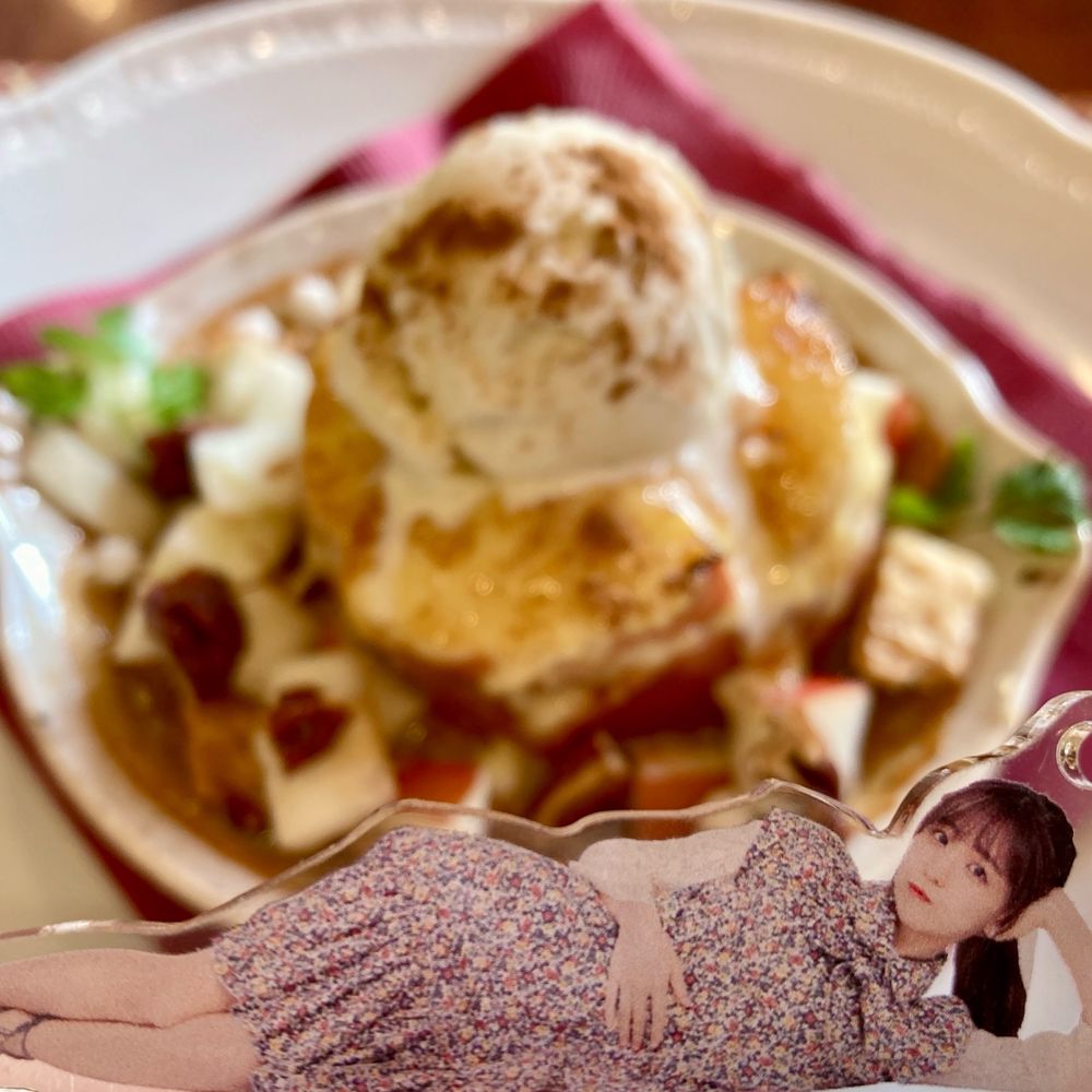 ロイヤルホストの焼きりんごのクレームブリュレ～バニラアイスクリームのせ～(半分に切られた焼きりんごの上にブリュレ、その上にバニラアイスが載せられシナモンパウダーが振りかけられている！焼きりんごの周りにパイ生地、カットりんご、ナッツ、こんぺいとうが敷き詰められている)と宮崎由加ちゃんのお腹いっぱいFSKの写真！