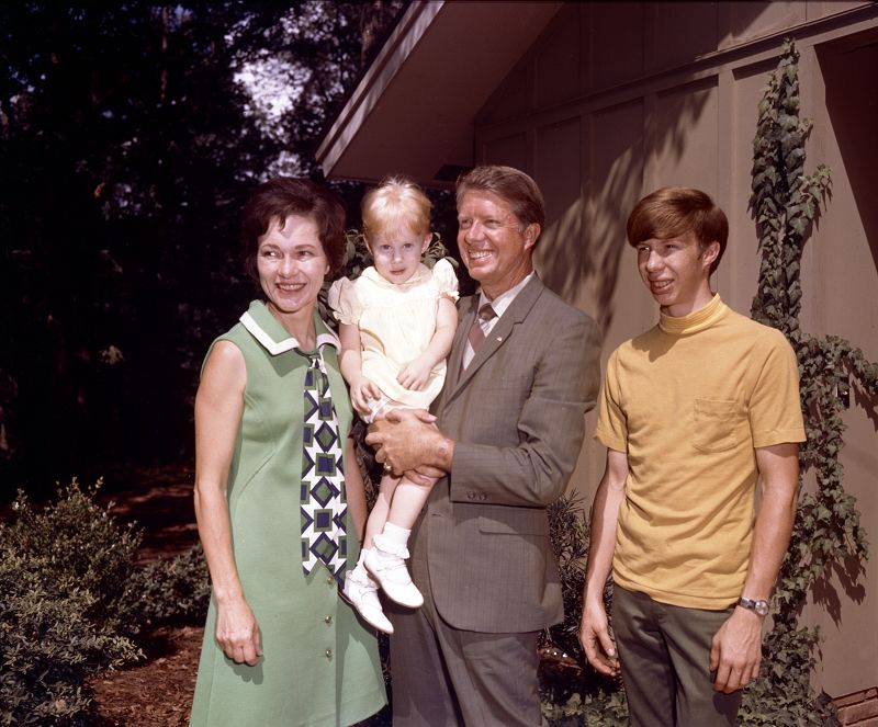President Jimmy Carter posing for a photo with his family.