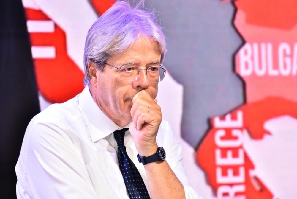 Gentiloni apre a Renzi, la platea fischia. Conte sonda la base dem | il manifesto