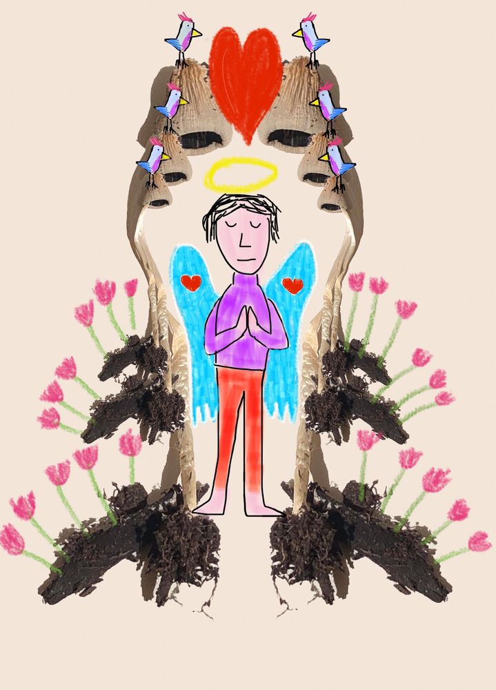 Una foresta di tanti piccoli funghi messi a scalare bianchi marroncini grigi con ancora un po' di radici e terra attaccate su una superficie chiara che circondano un omino disegnato con le mani giunte vestito colorato con le ali e l’aureola circondato di fiori, uccellini e un grande cuore al centro.
