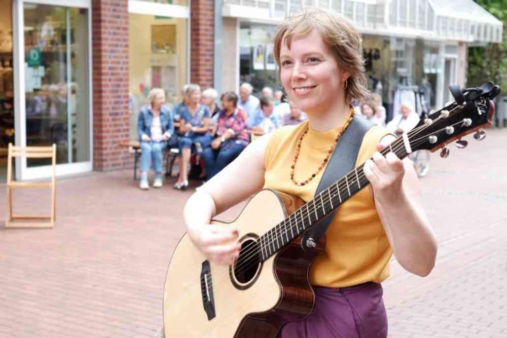 „Schön laut im Norden“: Liedermacherin Janina Beinert machte ihre Leidenschaft zum Beruf - Nordstadtblogger