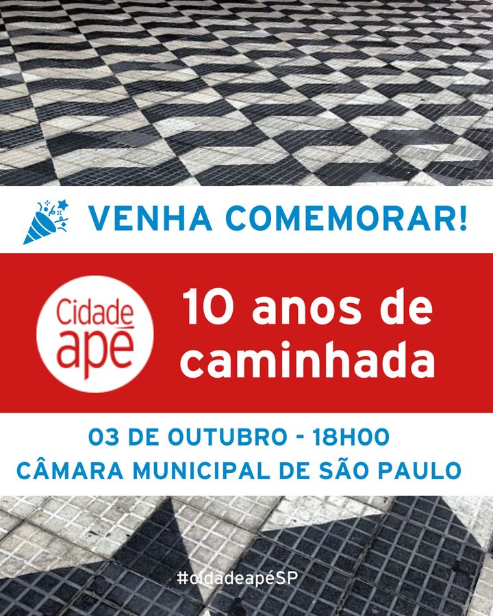Ao fundo, uma foto de calçada com ladrilhos formando a figura do estado de São Paulo em preto e branco, de forma alternada. No centro, escrito com fundo branco e letras azuis, o texto "Venha comemorar!". Logo abaixo, com fundo vermelho e letras brancas, o logo redondo da Cidadeapé e o texto "10 anos de caminhada". Abaixo, com fundo branco e letras azuis, o texto "03/10 - 18h00, Câmara Municipal de São Paulo" 
