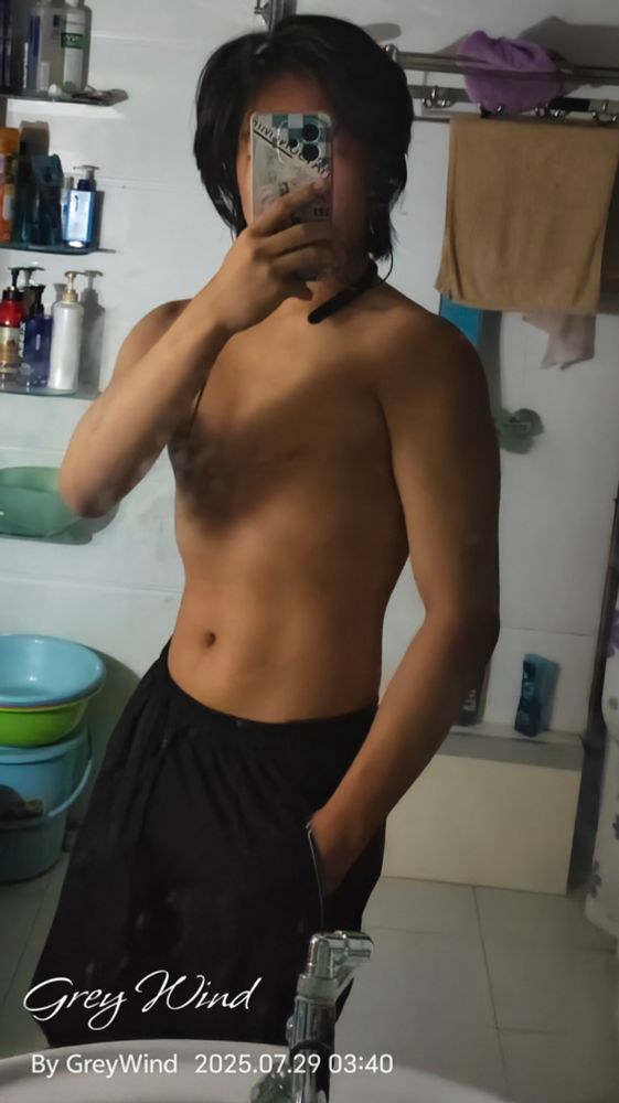Photos of myself, only showing the upper half, not showing my face, covering my face with my mobile phone, and shorts on the lower half.