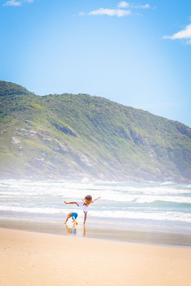 Dois rapazes fazendo capoeira no mar