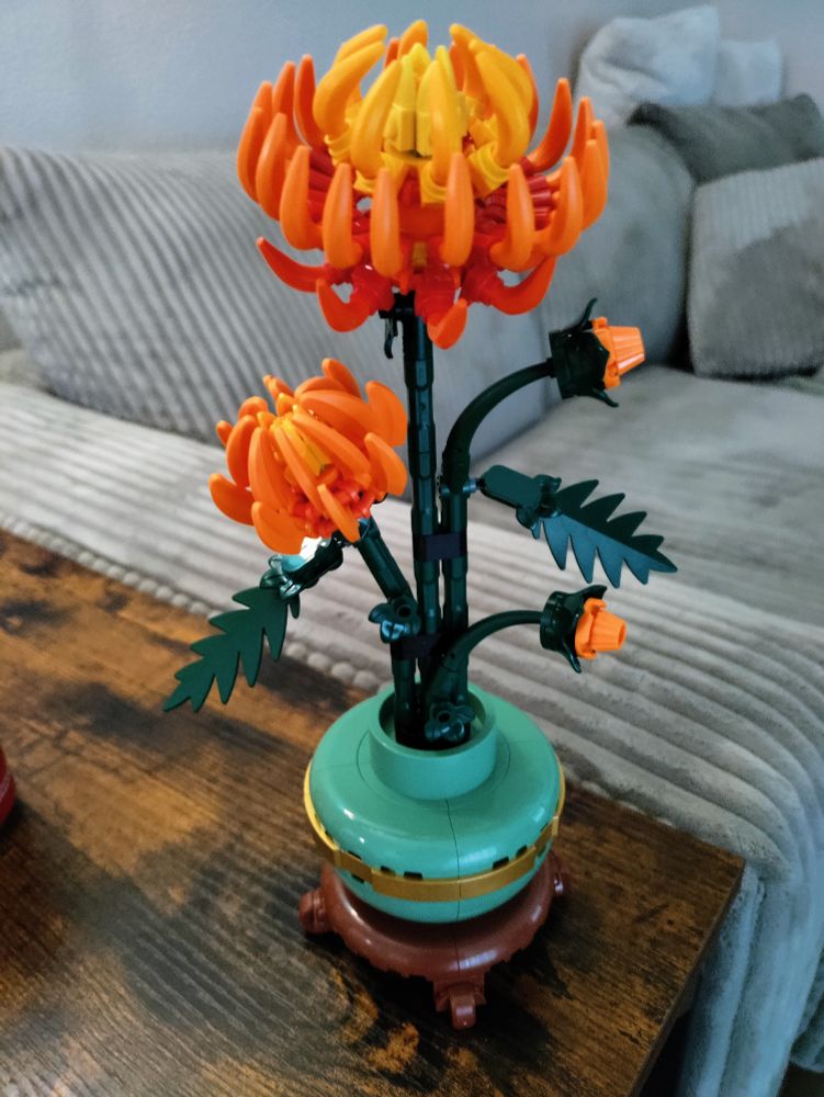 Chrysanthemum Lego flower vase