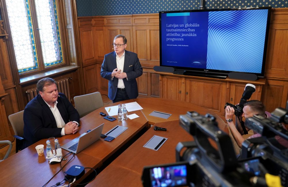 Latvijas Bankas prezidents Mārtiņš Kazāks un Monetārās politikas pārvaldes vadītājs Uldis Rutkaste iepazīstina ar jaunākajām Latvijas ekonomikas prognozēm.