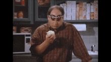 Photo of a sitcom character eating an onion raw 