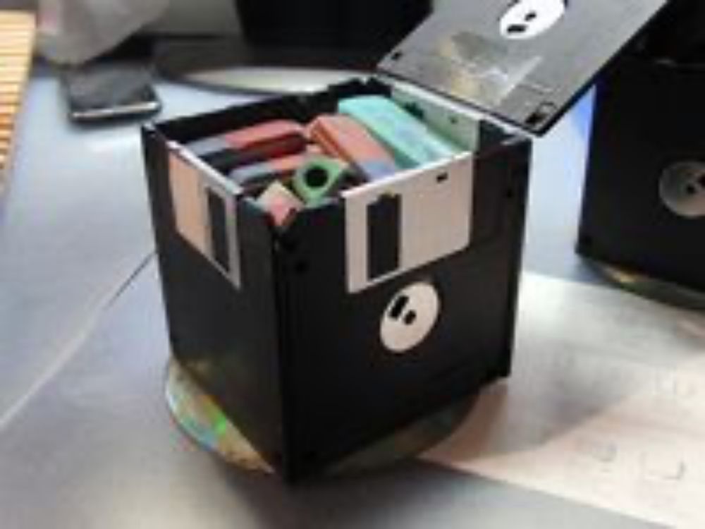 22 Best 3.5 INCH FLOPPY DISK CRAFTS ideas | floppy disk, crafts, floppy