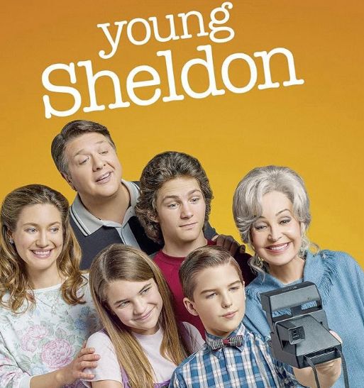 Bild mit den Schauspielern der Serie „Young Sheldon“. Sie stehen zusammen und schauen grinsend auf eine Polaroid Kamera um ein Foto zu machen.