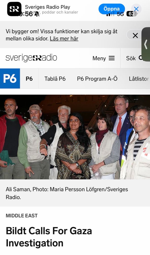 Carl Bildt tillsammans med passagerare från den första Ship to Gaza-seglatsen. 