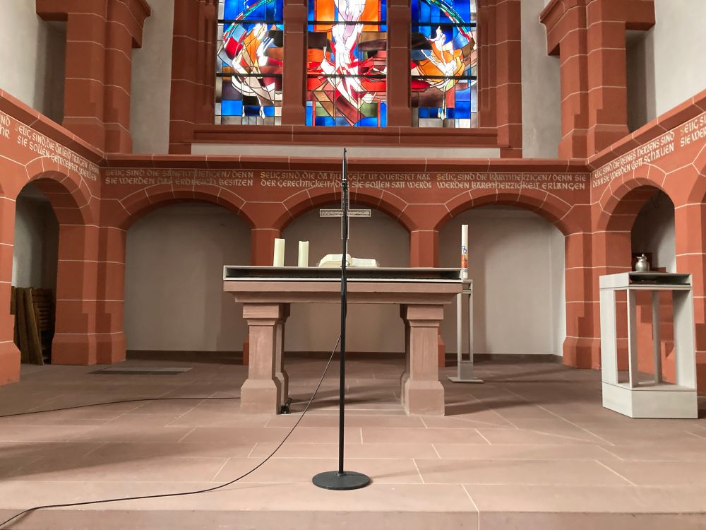 Blick in den Altarraum der Versöhnungskirche Salmünster 