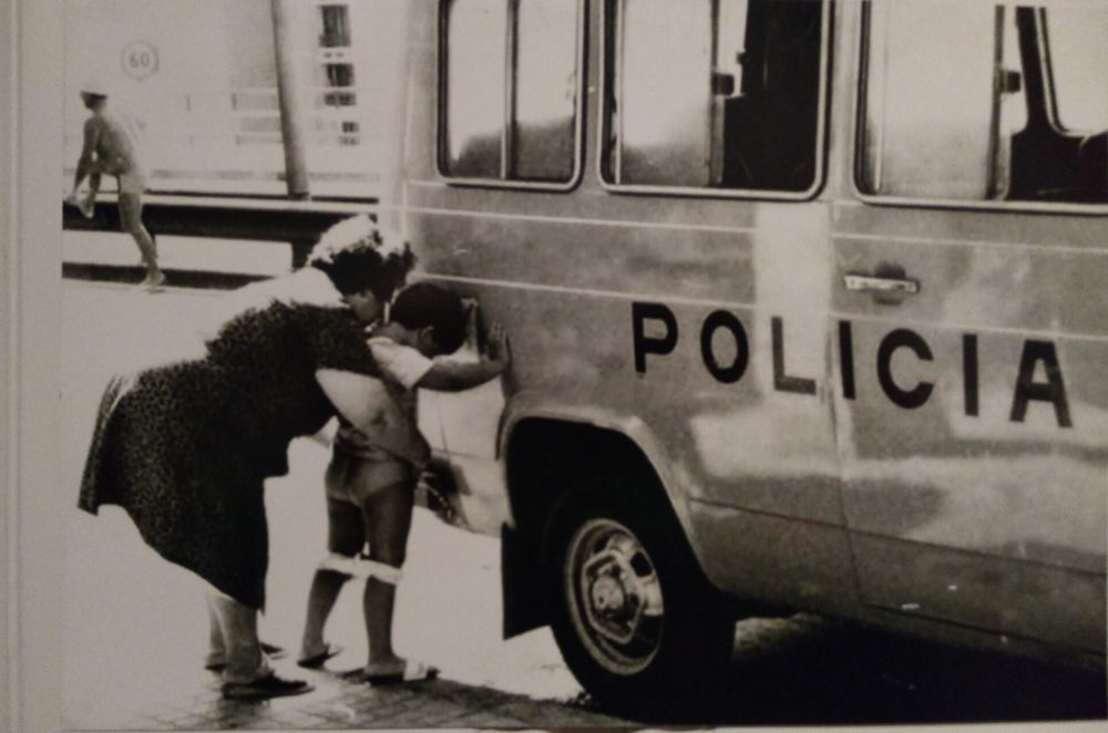 Kind pinkelt an einen Polzeibus 
