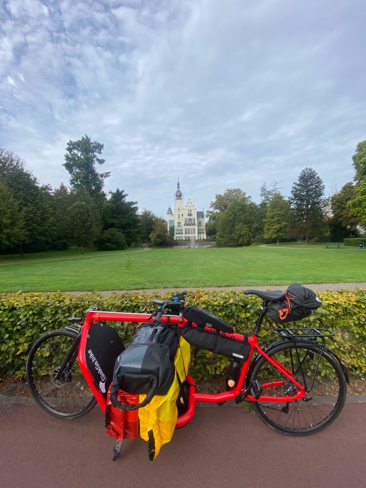 Rotes Ginkgo vor dem Rathaus von Vught, beladen mit 3 Packtaschen voller Schokolade