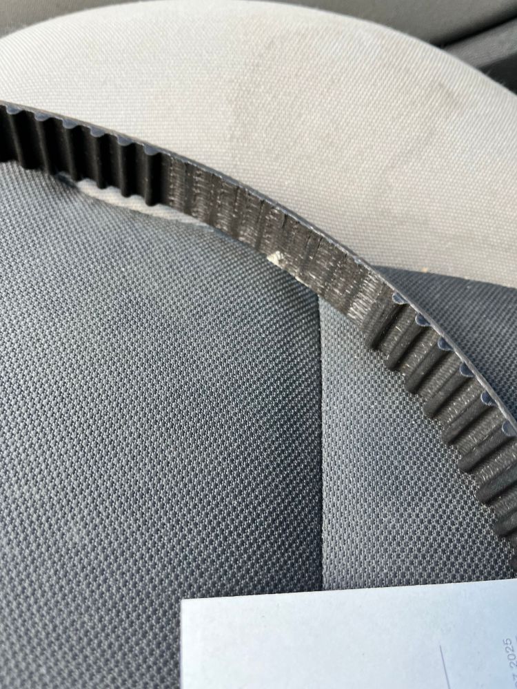 Alter, spröder Zahnriemen mit ordentlicher Zahnlücke nach 175.000 km Laufleistung.