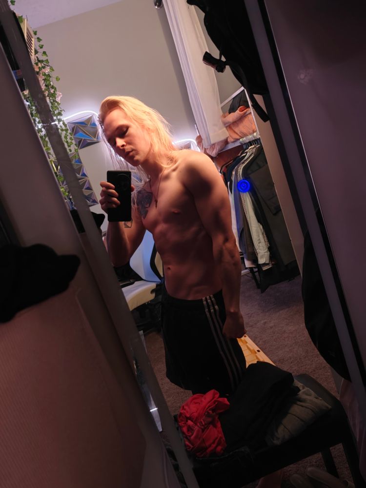 Some relatively muscly nerd posts a picture of himself flexing