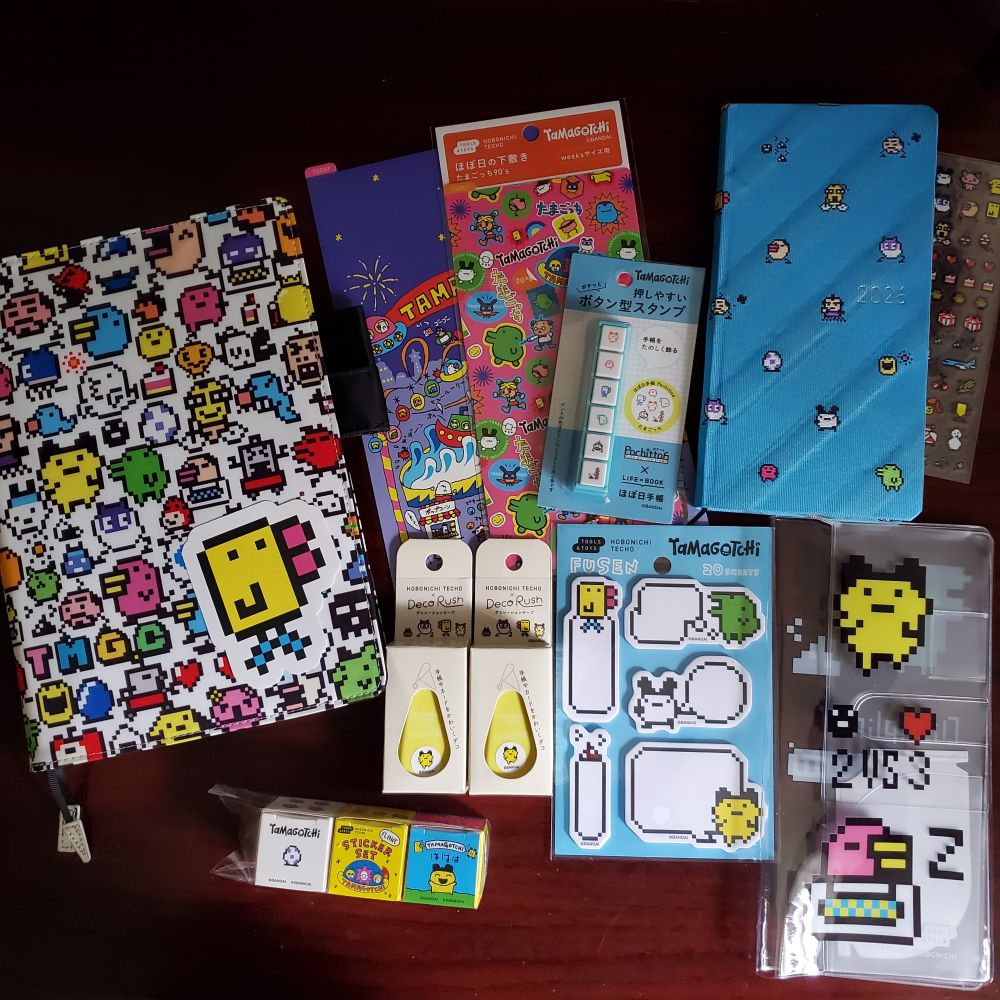 2026년 호보니치 다이어리 다마고치 에디션. 커즌, 윅스, 펜슬 보드 2개, 스탬프, 데코 러쉬 2개, 메모 패드, 스티커, 윅스 커버