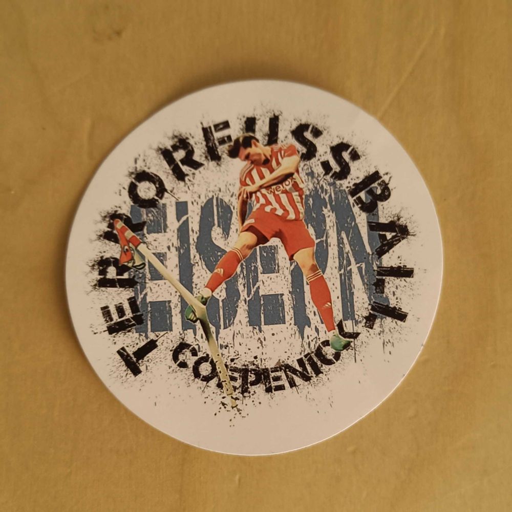 aufkleber mit der aufschrift "terrorfussball coepenick" und "eisern". 
in der mitte ein rot-weiß gekleideter spieler, der eine eckfahne umtritt. 