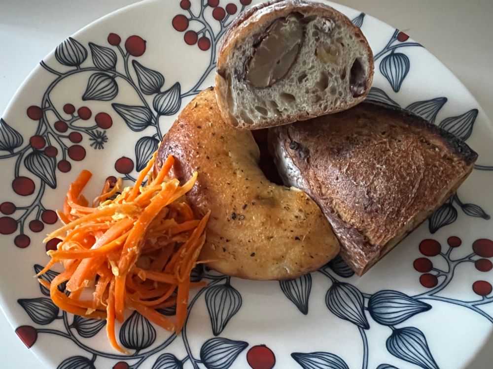 ずんだチーズベーグル、いちじくパンのプチプチも口が楽しい