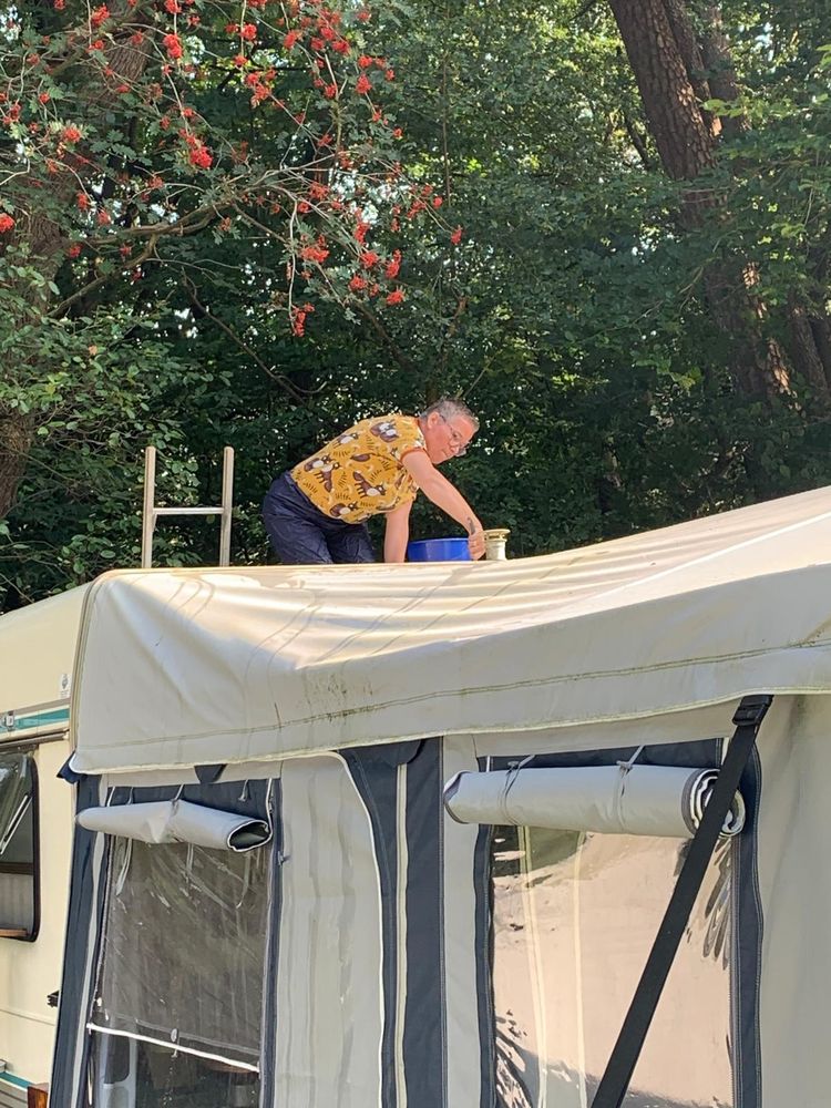 Ik zit in een hele polo op het dak van de caravan.