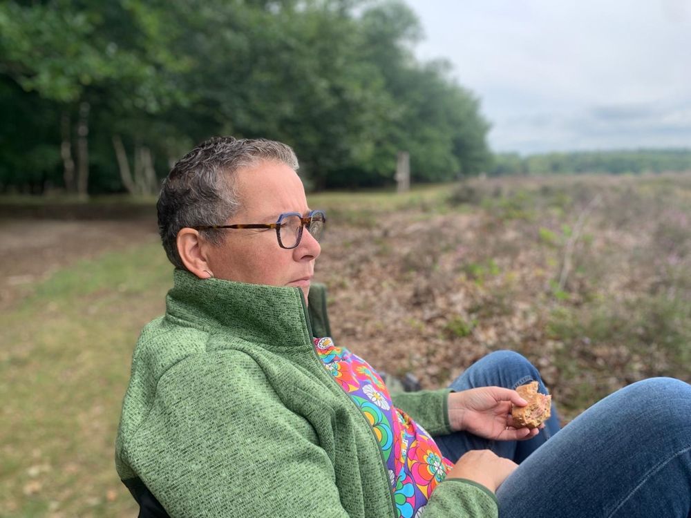 Ik zit in de bosrand langs de heide. Groen best aan, broodje in mijn hand. Mijn kapsel: superkort. Maar mensen, juist dán moet je het goed bijhouden!